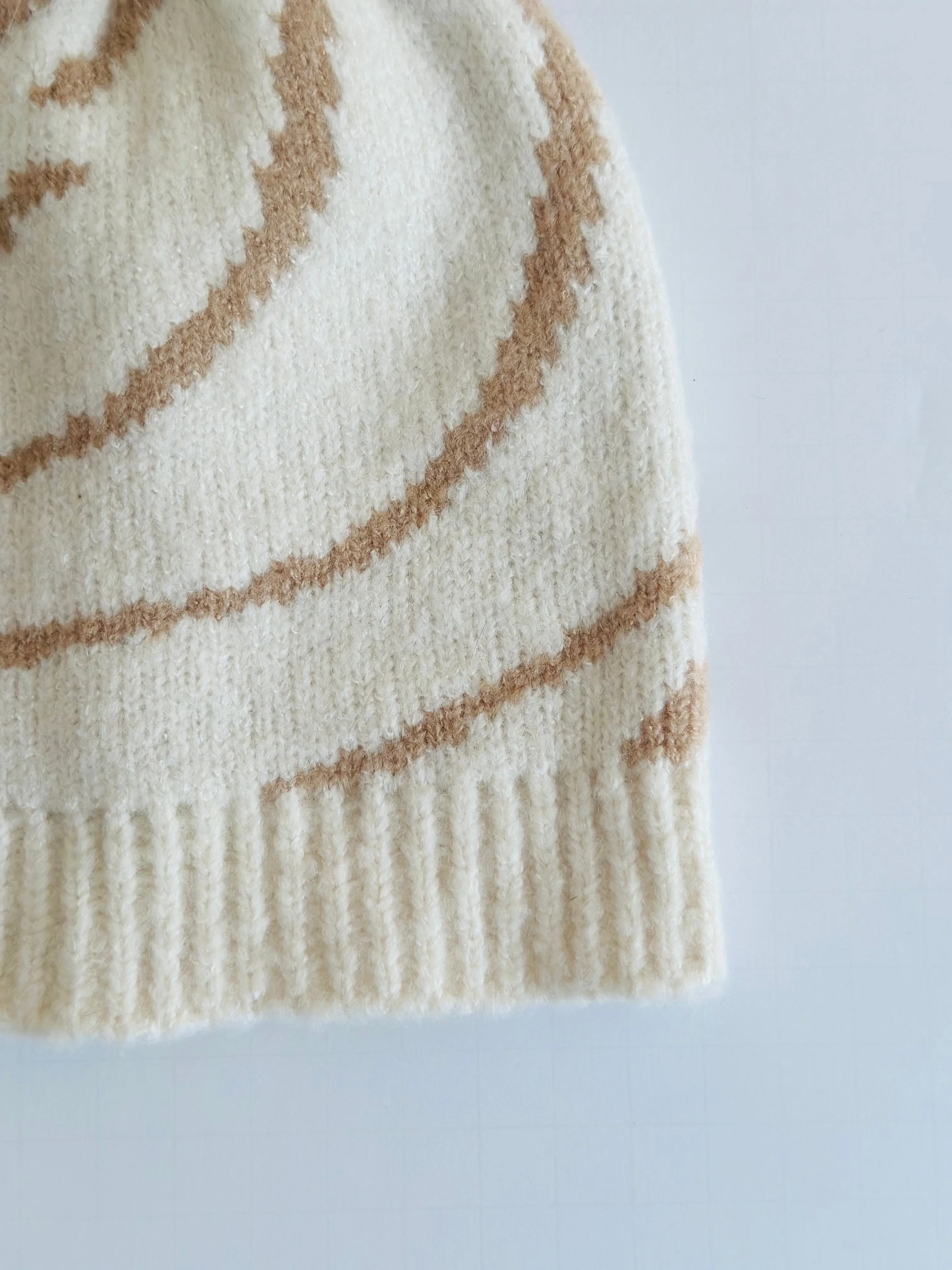 H49 SWIRL BEANIE